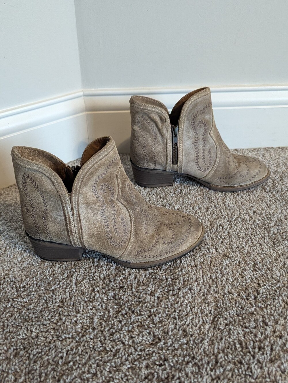 Sterling River Taupe Embroidered Leather Bootie sz 6.5